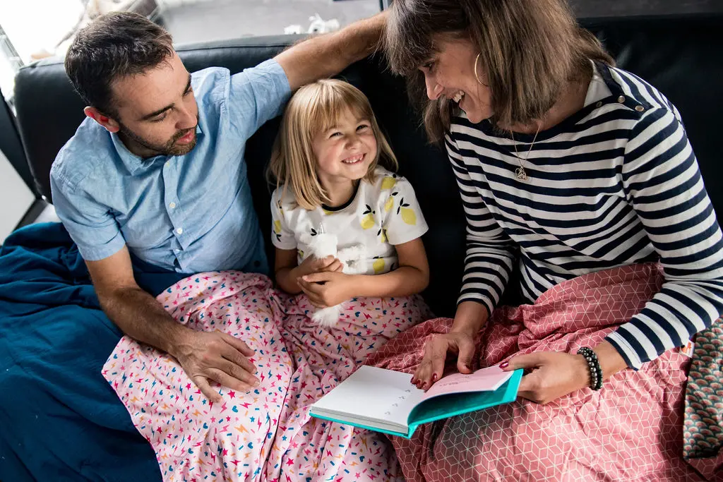 Détente en famille avec la couverture lestée Sleepifox