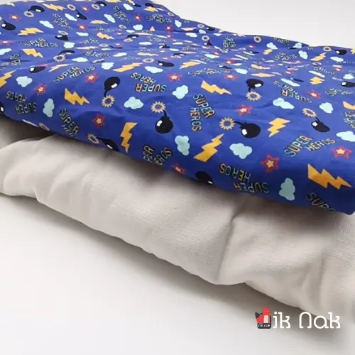 super héros bleu et couette.webp